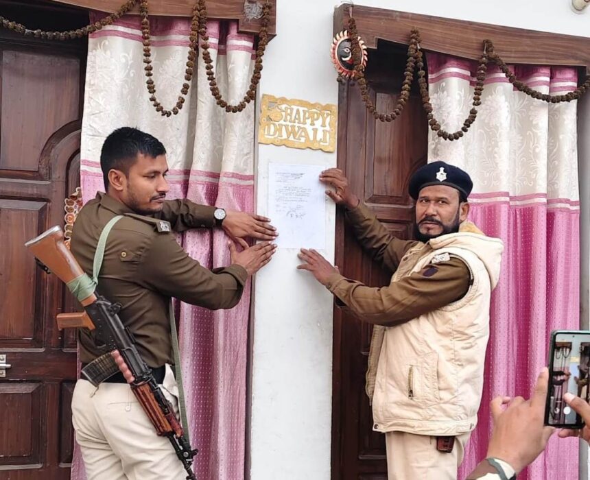 ठगी मामले के फरार आरोपी के घर पुलिस ने चिपकाया इश्तेहार 1