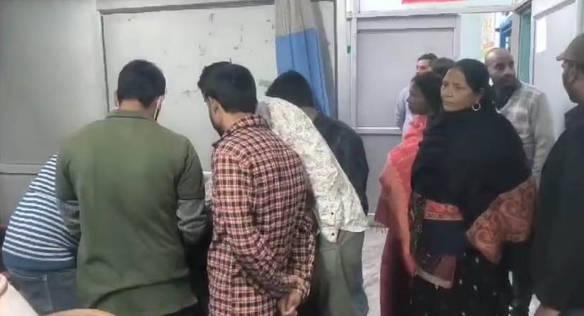 बेगूसराय में दोस्त ने अपने ही दोस्त को गोली मारकर गंभीर रूप से किया घायल, सदर अस्पताल में भर्ती 2