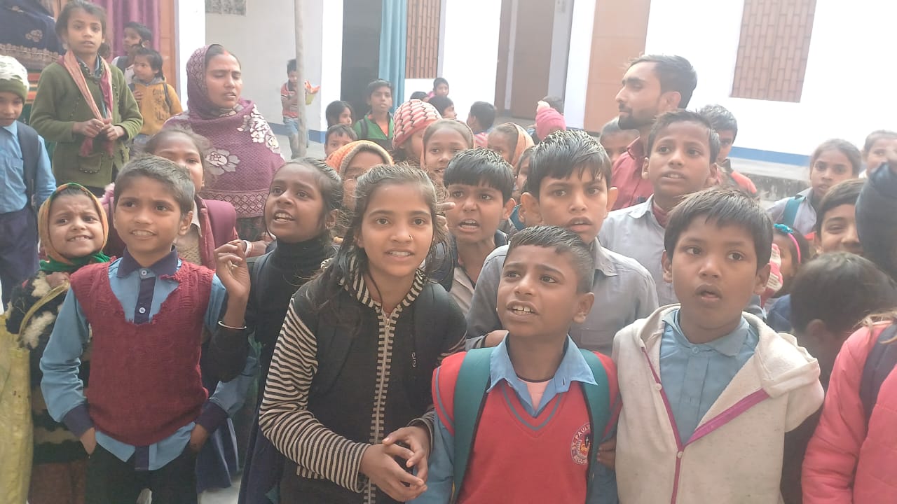 अंडा के बदले सड़ा सेब देने से नाराज बच्चों ने किया जमकर हंगामा, मामला फफौत पंचायत के प्राथमिक विद्यालय चकवा पूर्वी भाग की 2