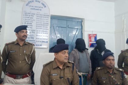 खगड़िया पुलिस ने तीन अपराधी को दो मोटरसाईकिल तीन मोबाईल व एटीएम के साथ किया गिरफ्तार 29