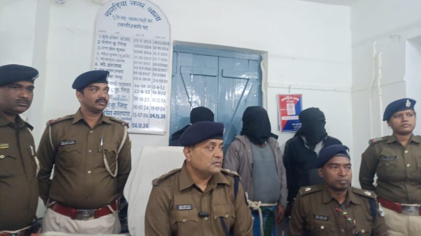 खगड़िया पुलिस ने तीन अपराधी को दो मोटरसाईकिल तीन मोबाईल व एटीएम के साथ किया गिरफ्तार 1