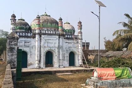 नालंदा जिले के माड़ी गांव में जहां कई वर्ष पुराना मस्जिद की देखभाल व रखरखाव करते है हिन्दू समाज के लोग, पेन ड्राइव के सहारे होता है पांच वक्त का नमाज 8