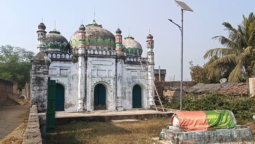 नालंदा जिले के माड़ी गांव में जहां कई वर्ष पुराना मस्जिद की देखभाल व रखरखाव करते है हिन्दू समाज के लोग, पेन ड्राइव के सहारे होता है पांच वक्त का नमाज 1