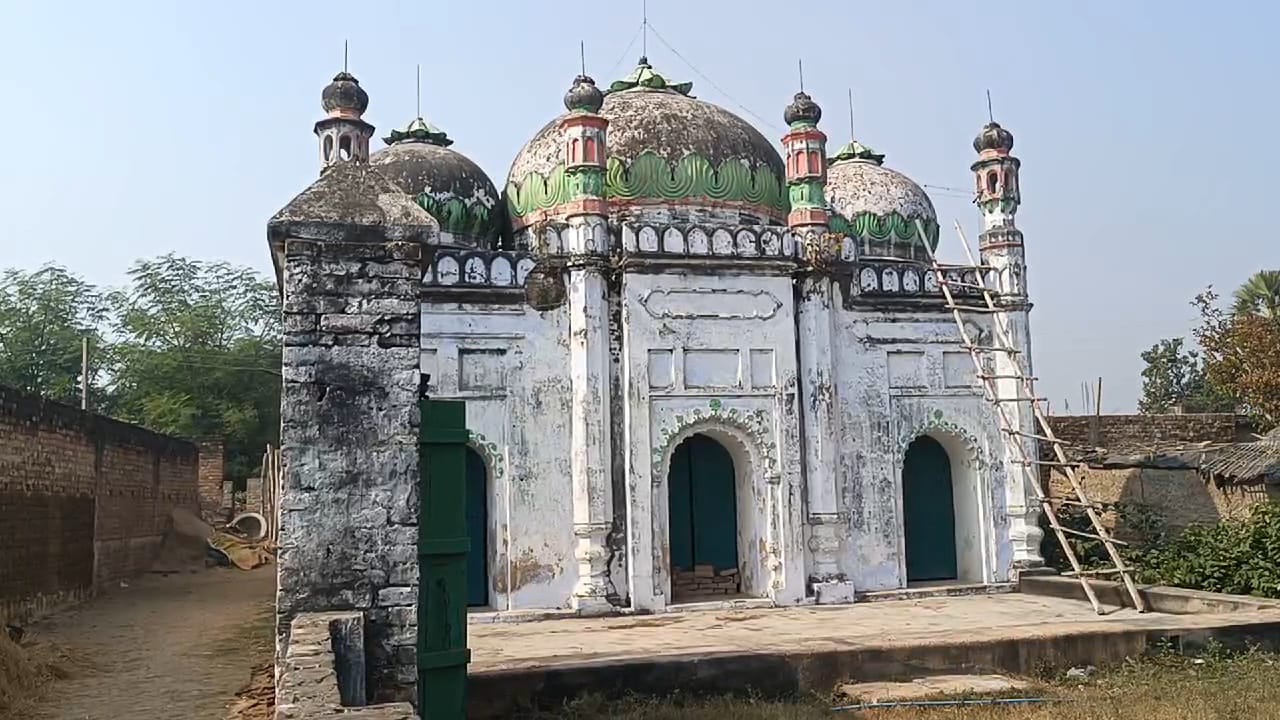 नालंदा जिले के माड़ी गांव में जहां कई वर्ष पुराना मस्जिद की देखभाल व रखरखाव करते है हिन्दू समाज के लोग, पेन ड्राइव के सहारे होता है पांच वक्त का नमाज 2