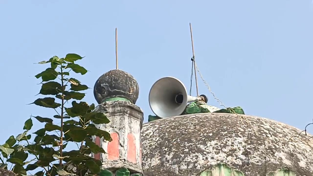 नालंदा जिले के माड़ी गांव में जहां कई वर्ष पुराना मस्जिद की देखभाल व रखरखाव करते है हिन्दू समाज के लोग, पेन ड्राइव के सहारे होता है पांच वक्त का नमाज 3