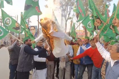 नालंदा: राजद कार्यकर्ताओं ने केंद्रीय गृह मंत्री अमित शाह का किया पुतला दहन 21
