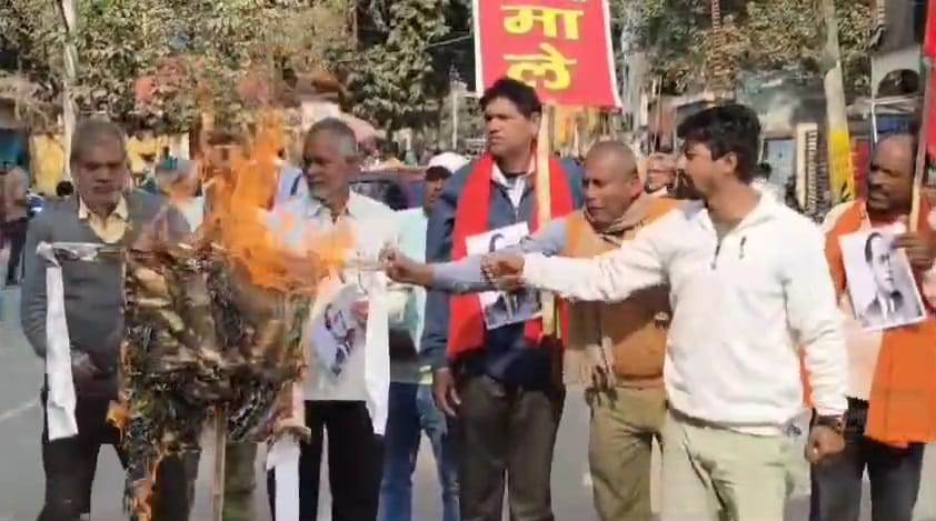 बेगूसराय के कैटीन चौक पर गृहमंत्री अमित शाह का पुतला दहन किया गया 1