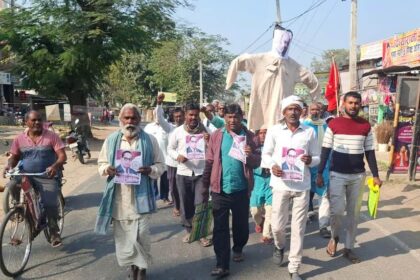 भगवानपुर प्रखंड मुख्यालय में महागठबंधन के कार्यकर्त्ता ने गृहमंत्री अमित शाह का किया पुतला दहन 8