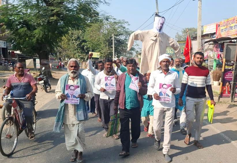 भगवानपुर प्रखंड मुख्यालय में महागठबंधन के कार्यकर्त्ता ने गृहमंत्री अमित शाह का किया पुतला दहन 1