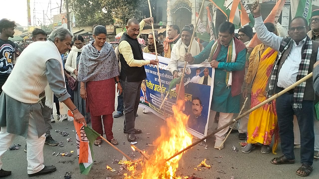 खगड़िया: डॉ भीम राव अंबेडकर को लोकसभा में अपमान भरी बात कहने पर अमित शाह का पुतला दहन 2