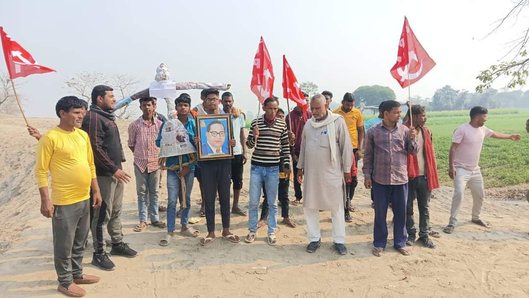 बाबा साहब पर दिए गए विवादित बयान के खिलाफ भाकपा कार्यकर्ताओ ने गृह मंत्री का पुतला जलाया 3