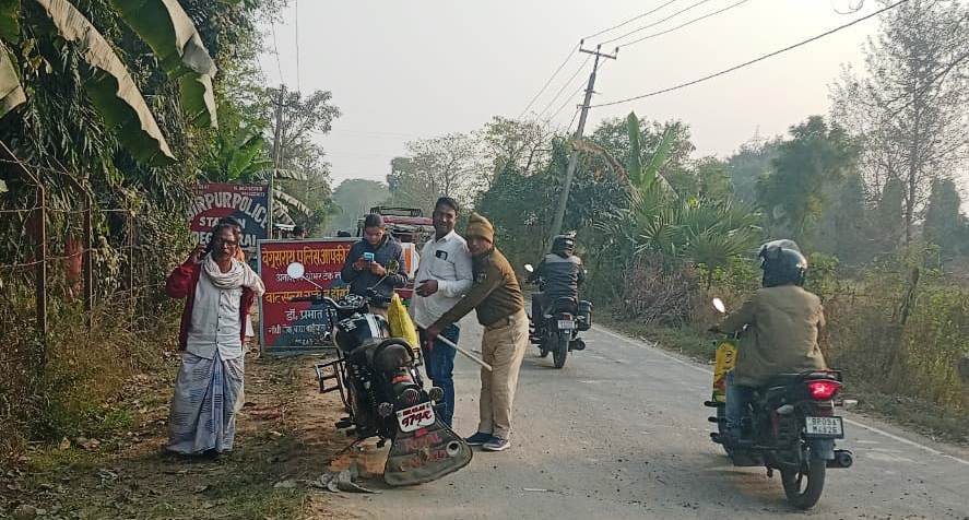 पुलिस ने थाना चौक पर चलाया वाहन जांच, वाहन चालकों से वसूली गया जुर्माना 9