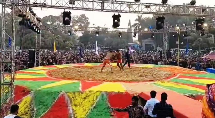 बेगूसराय मे कुश्ती मल्लयुद्ध में बिहार के नामचीन पुरुष और महिला पहलवानों पीच पर अपना दाव दिखाया 2