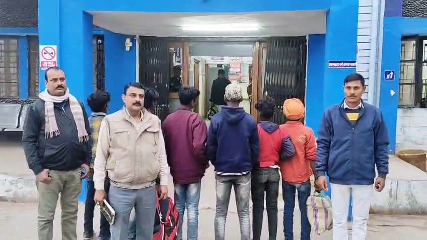 समस्तीपुर जंक्शन से सात बच्चे हुआ मुक्त, पुलिस देखते मानव तस्कर फरार 1