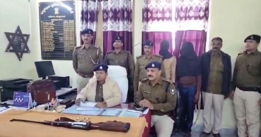 दो पक्षों के बीच गोलीबारी मामले में हथियार व जिंदा कारतूस समेत दो आरोपी को पुलिस ने किया गिरफ्तार 1