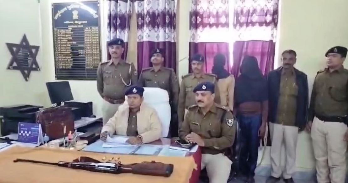 दो पक्षों के बीच गोलीबारी मामले में हथियार व जिंदा कारतूस समेत दो आरोपी को पुलिस ने किया गिरफ्तार 3