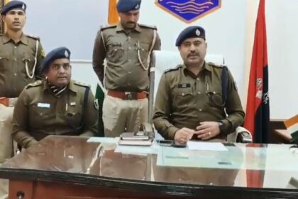 बेगूसराय पुलिस ने मोटरसाइकिल लूट की घटना को अंजाम देने से पुर्व तीन अपराधियों को हथियार व गोली के साथ किया गिरफ्तार 16