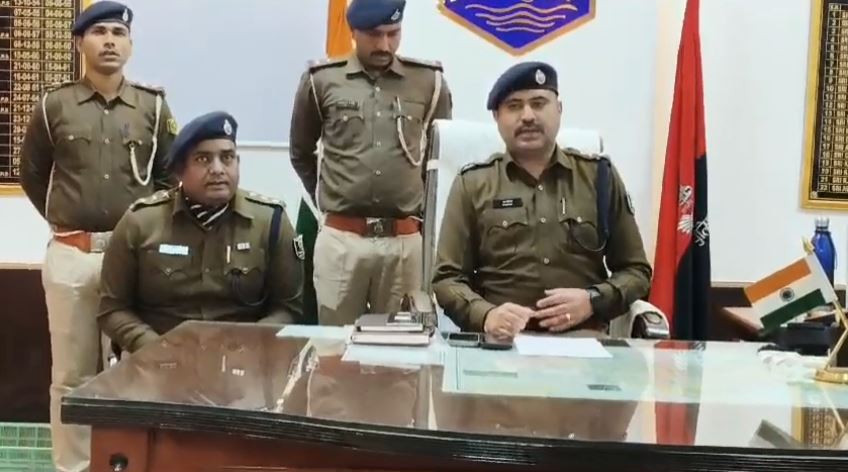 बेगूसराय पुलिस ने मोटरसाइकिल लूट की घटना को अंजाम देने से पुर्व तीन अपराधियों को हथियार व गोली के साथ किया गिरफ्तार 7