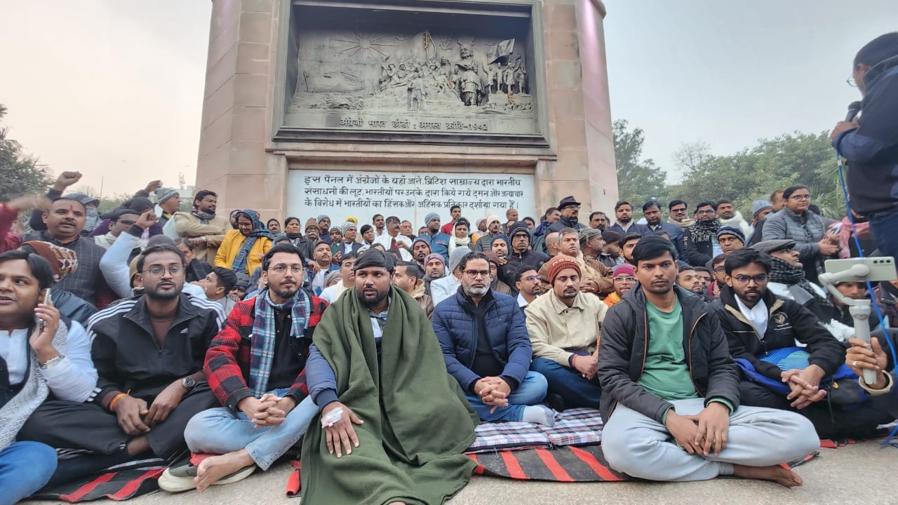 बिहार ध्वस्त शिक्षा और भ्रष्ट परीक्षा व्यवस्था के खिलाफ प्रशांत किशोर का अनिश्चितकालीन आमरण अनशन, साथ में BPSC अभ्यर्थी और जन सुराज के लोग भी बैठे 7