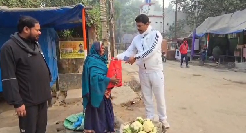 बेगूसराय के पूर्व मेयर संजय कुमार ने एक विशेष पहल की शुरुआत,रिक्शा चालकों, दिहाड़ी मजदूर एवं सफाई कर्मियों के बीच चूड़ा, दही, तिलवा आदि सामानों का किया वितरण 7