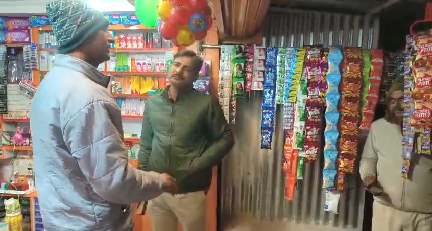 समस्तीपुर: तीन बाइक पर सवार बदमाशों ने एक जनरल स्टोर व श्रृंगार की दुकान पर किया अंधाधुंध फायरिंग, बाल-बाल बचे दुकानदार 1