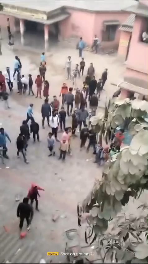 समस्तीपुर: कस्तूरबा आवासीय विद्यालय में जमकर हंगामा व तोड़फोड़, ग्रामीणों ने शिक्षिकाओं पर छात्र-छात्राओं को भड़काने का लगाया आरोप 3
