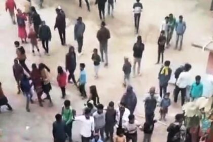 समस्तीपुर: कस्तूरबा आवासीय विद्यालय में जमकर हंगामा व तोड़फोड़, ग्रामीणों ने शिक्षिकाओं पर छात्र-छात्राओं को भड़काने का लगाया आरोप 15