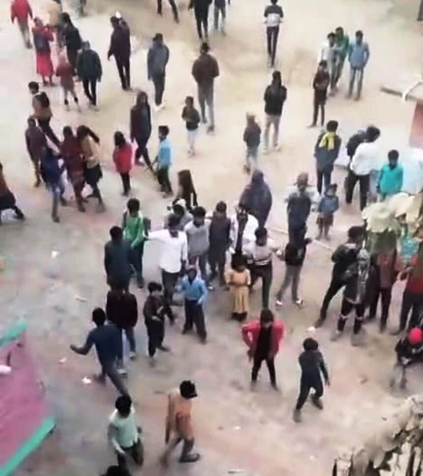 समस्तीपुर: कस्तूरबा आवासीय विद्यालय में जमकर हंगामा व तोड़फोड़, ग्रामीणों ने शिक्षिकाओं पर छात्र-छात्राओं को भड़काने का लगाया आरोप 1
