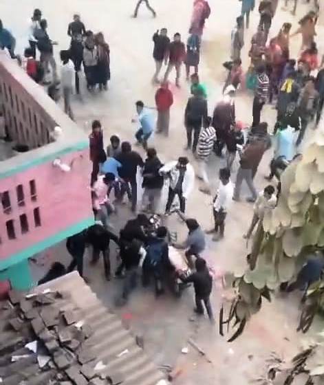 समस्तीपुर: कस्तूरबा आवासीय विद्यालय में जमकर हंगामा व तोड़फोड़, ग्रामीणों ने शिक्षिकाओं पर छात्र-छात्राओं को भड़काने का लगाया आरोप 2