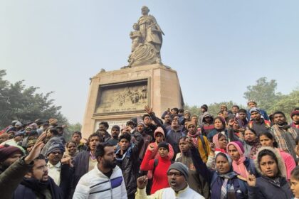 बीपीएससी छात्रों के साथ ध्वस्त शिक्षा व्यवस्था को लेकर दुसरे दिन पांच पुत्री मांगों को लेकर गांधी मैदान में आमरण अनशन पर बैठे प्रशांत किशोर 27