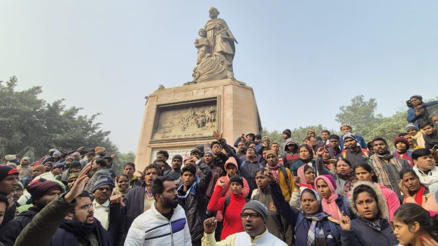 बीपीएससी छात्रों के साथ ध्वस्त शिक्षा व्यवस्था को लेकर दुसरे दिन पांच पुत्री मांगों को लेकर गांधी मैदान में आमरण अनशन पर बैठे प्रशांत किशोर 1