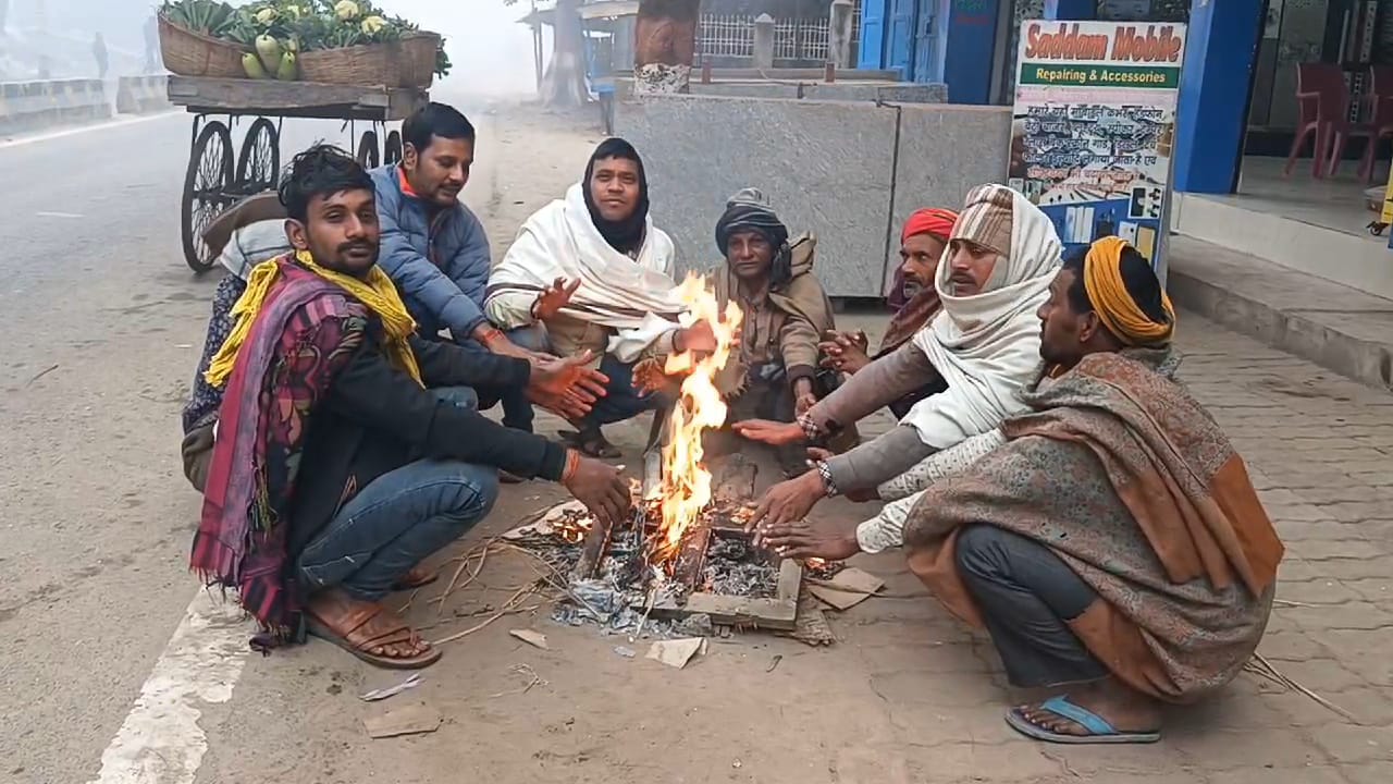 पर्वतीय इलाकों में हो रही बर्फबारी का असर दिखा नालंदा में, कोहरे की चादर में लिपटा पूरा बिहार शरीफ शहर 2