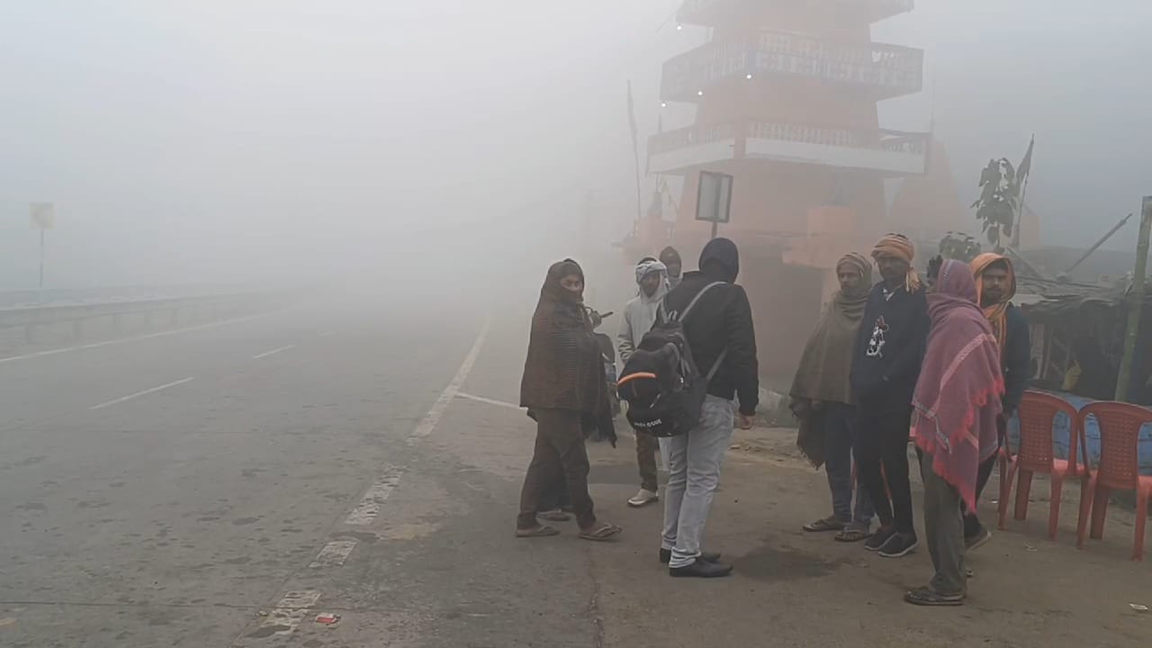 पर्वतीय इलाकों में हो रही बर्फबारी का असर दिखा नालंदा में, कोहरे की चादर में लिपटा पूरा बिहार शरीफ शहर 3