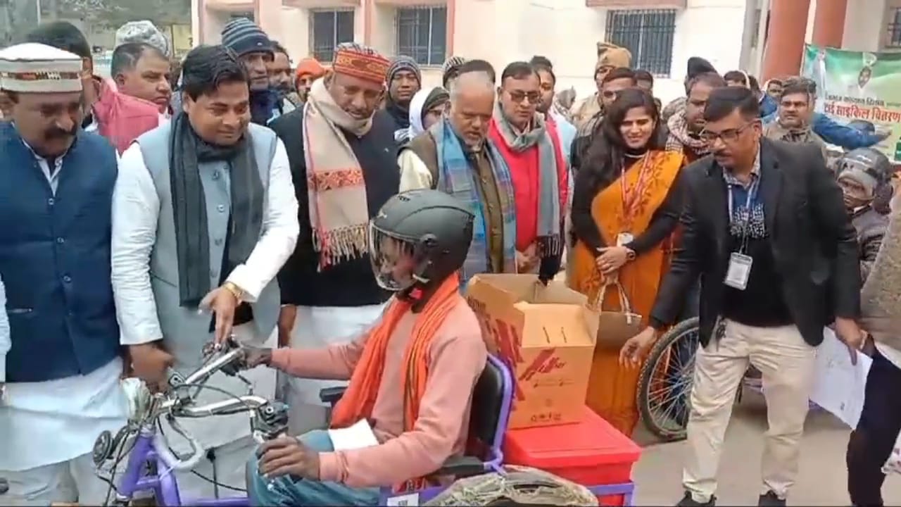 बिहारशरीफ प्रखण्ड कार्यालय में ग्रामीण विकास मंत्री श्रवण कुमार,  सांसद कौशलेन्द्र कुमार ने दिव्यांगजनो के बीच किया ट्राई साइकिल का वितरण 2