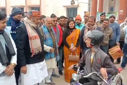 बिहारशरीफ प्रखण्ड कार्यालय में ग्रामीण विकास मंत्री श्रवण कुमार,  सांसद कौशलेन्द्र कुमार ने दिव्यांगजनो के बीच किया ट्राई साइकिल का वितरण 28