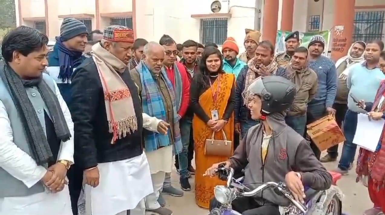 बिहारशरीफ प्रखण्ड कार्यालय में ग्रामीण विकास मंत्री श्रवण कुमार,  सांसद कौशलेन्द्र कुमार ने दिव्यांगजनो के बीच किया ट्राई साइकिल का वितरण 13