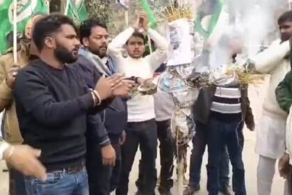 बीपीएससी प्रश्न पत्र लीक एवं छात्रों पर लाठीचार्ज को लेकर एआईएसएफ के कार्यकर्ताओं ने मुख्यमंत्री नीतीश कुमार का पुतला जलाकर किया विरोध प्रदर्शन 29