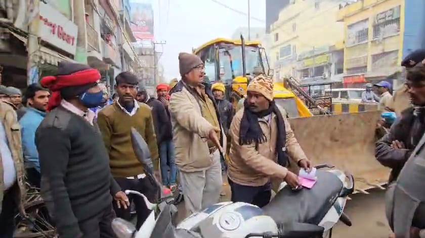 बेगूसराय में सड़क किनारे पार्किंग कर रहे लोगों के खिलाफ अतिक्रमण मुक्त अभियान चलाकर की गयी कार्रवाई 7