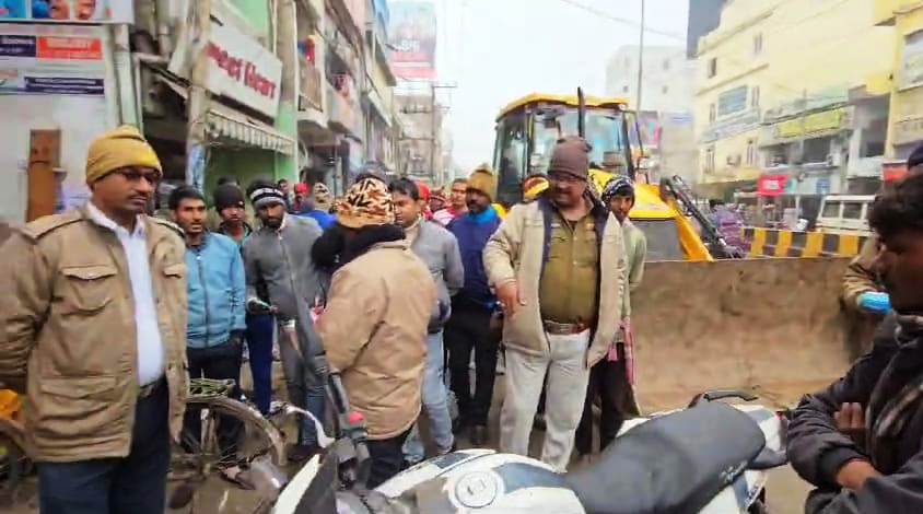 बेगूसराय में सड़क किनारे पार्किंग कर रहे लोगों के खिलाफ अतिक्रमण मुक्त अभियान चलाकर की गयी कार्रवाई 2