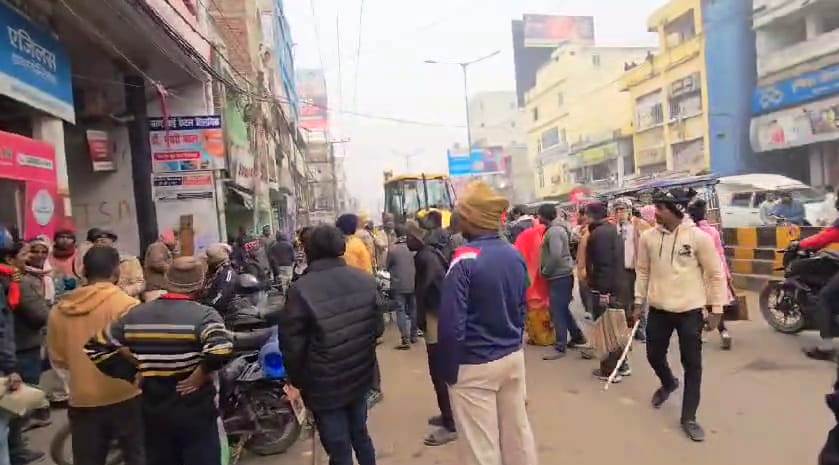 बेगूसराय में सड़क किनारे पार्किंग कर रहे लोगों के खिलाफ अतिक्रमण मुक्त अभियान चलाकर की गयी कार्रवाई 3