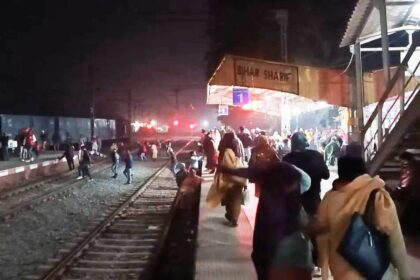 नालंदा: करनौती हाल्ट पर बख्तियारपुर-राजगीर पैसेंजर ट्रेन के पेंटोग्राफ में आई अचानक खराबी, यात्री हुए परेशान 25