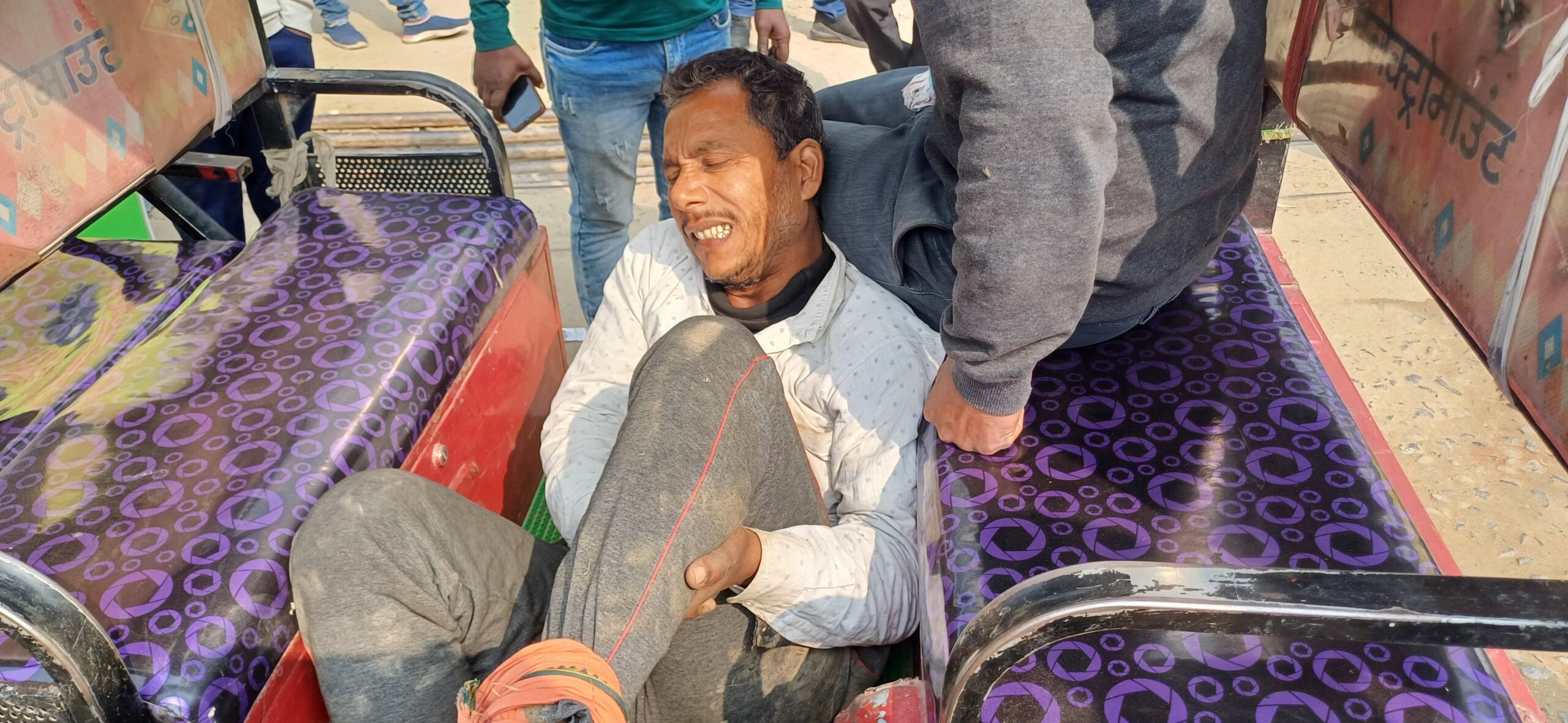 बछवाड़ा बाजार में अनियंत्रित ई रिक्शा पलटने से चालक गंभीर रुप से घायल, बाल-बाल बचे सवार यात्री   2