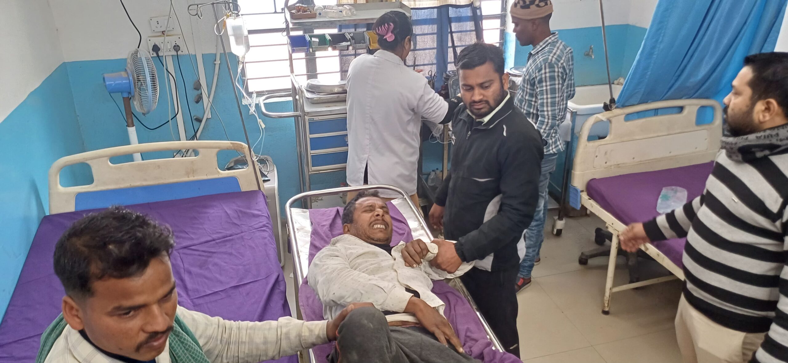 बछवाड़ा बाजार में अनियंत्रित ई रिक्शा पलटने से चालक गंभीर रुप से घायल, बाल-बाल बचे सवार यात्री   3
