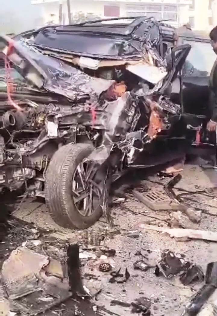 नालंदा: ट्रक और कार में हुई जबरदस्त टक्कर,कार पर सवार दो लोग की हुई मौके पर हुई मौत, तीन लोग हुए गंभीर रूप से जख्मी 1
