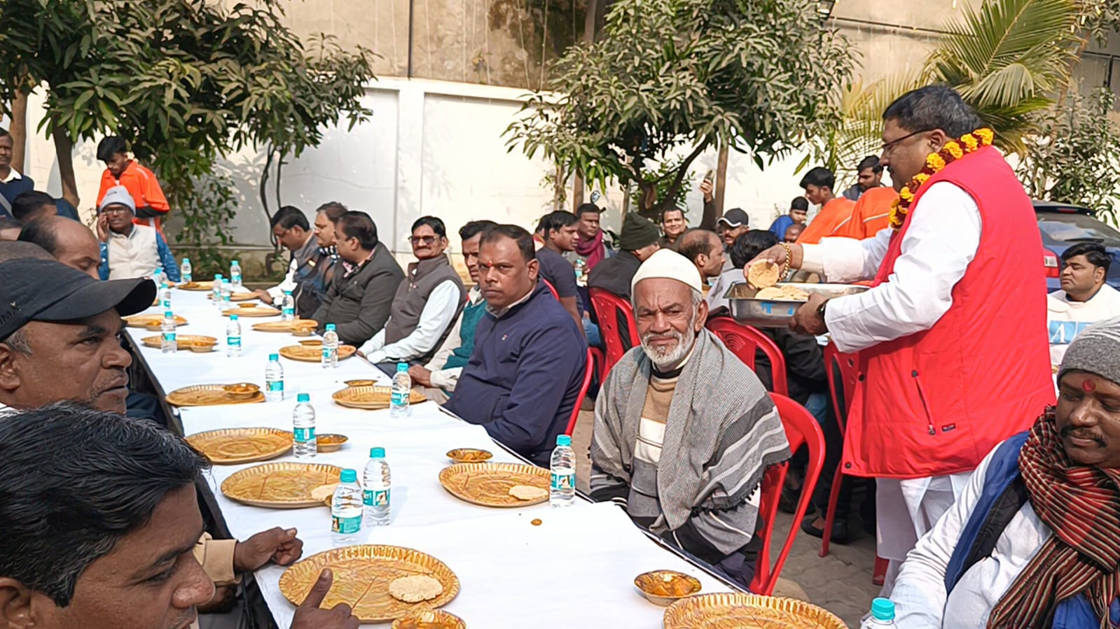 राजद के पूर्व प्रत्याशी ने मकर संक्रांति पर किया चूड़ा-दही महाभोज का आयोजन, कार्यकर्ताओं ने उठाया लुत्फ 3