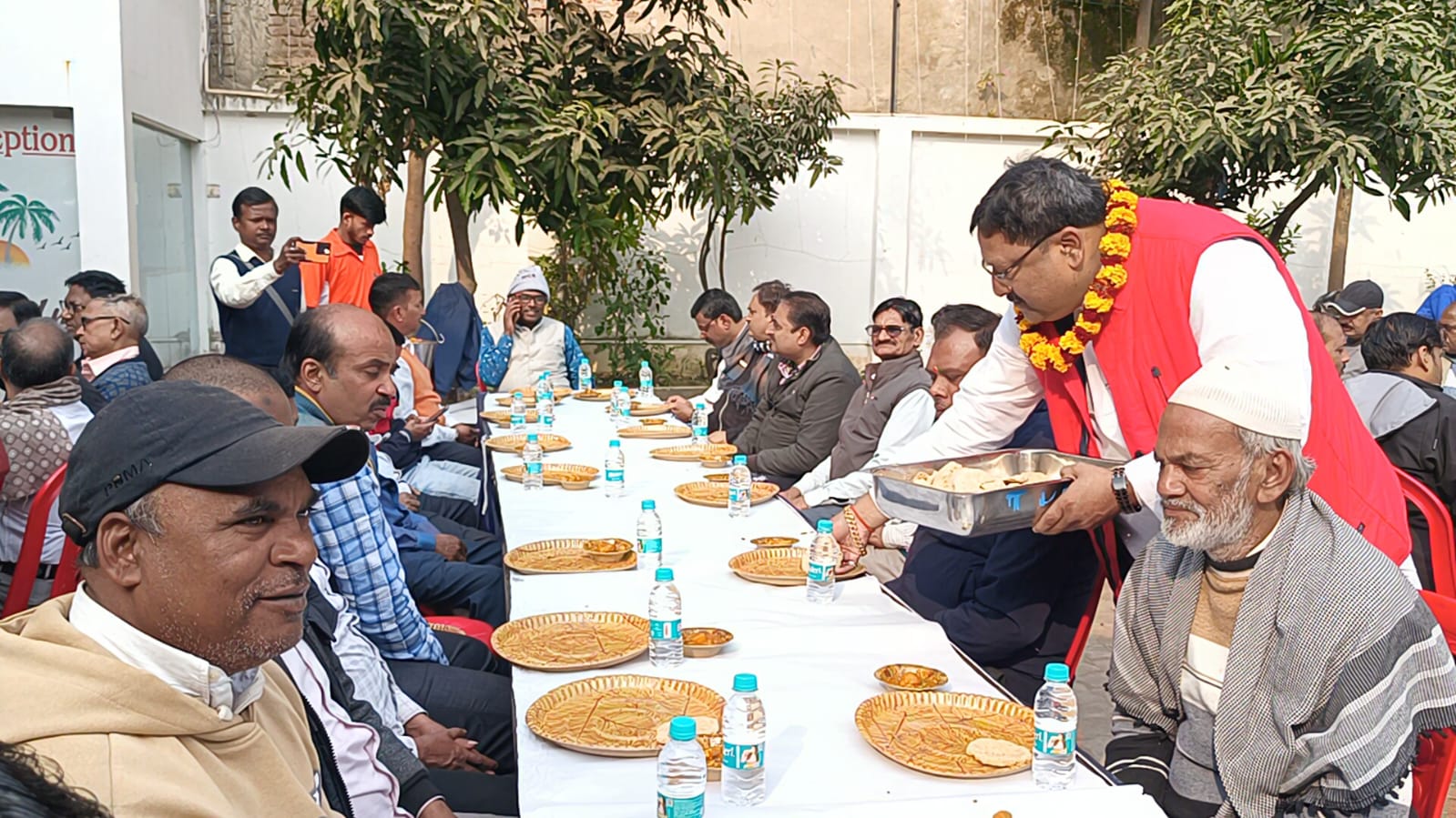 राजद के पूर्व प्रत्याशी ने मकर संक्रांति पर किया चूड़ा-दही महाभोज का आयोजन, कार्यकर्ताओं ने उठाया लुत्फ 2