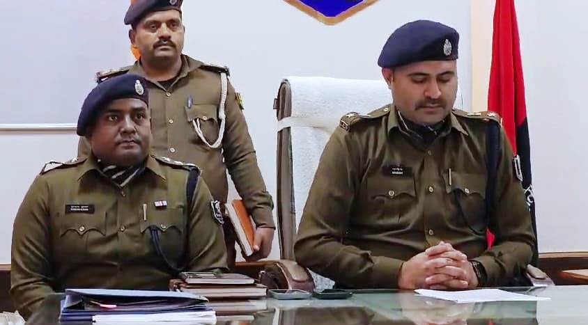 बेगूसराय पुलिस ने दो देशी कट्टा व 29 कारतूस, 88 कार्टून विदेशी शराब के साथ एक कारोबारी को किया गिरफ्तार 2