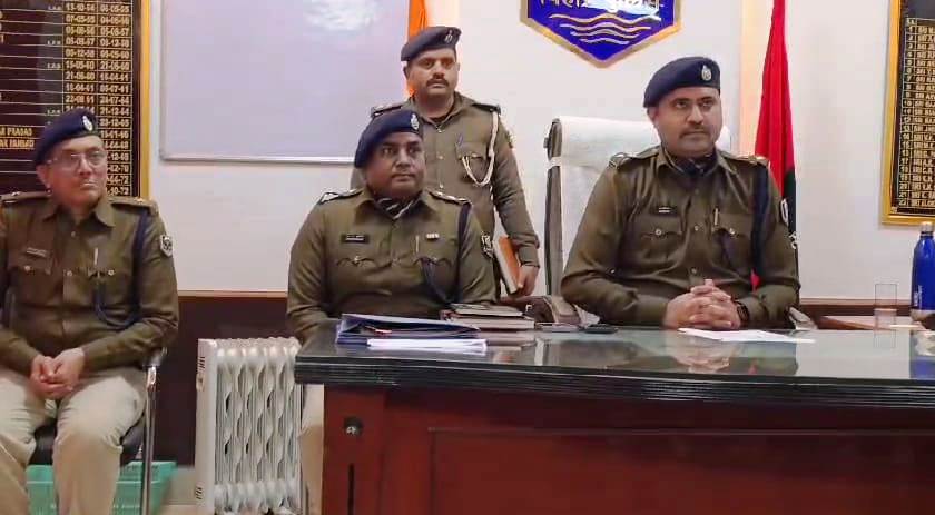 बेगूसराय पुलिस ने दो देशी कट्टा व 29 कारतूस, 88 कार्टून विदेशी शराब के साथ एक कारोबारी को किया गिरफ्तार 14