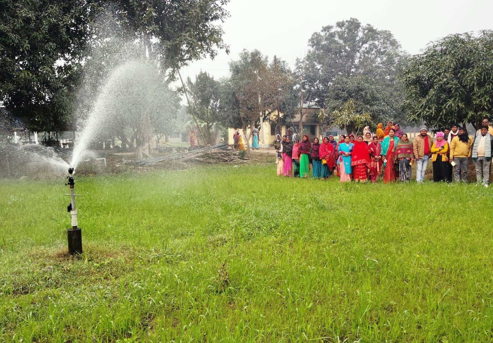 फव्वारा सिंचाई का लाभ,  कम लागत में अधिक उत्पादन, क्षेत्र परिभ्रमण कर किसानों ने सीखा, कम लागत में बेहतर खेती का गुण 3