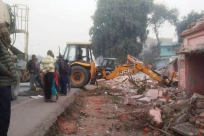 जिला प्रशासन द्वारा पंचायत भवन एवं मोसादपूर विद्यालय को एनएच 31 किनारे से अतिक्रमण मुक्त कराया 22